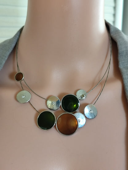Collier multi-câbles argenté disques vert sapin et chocolat