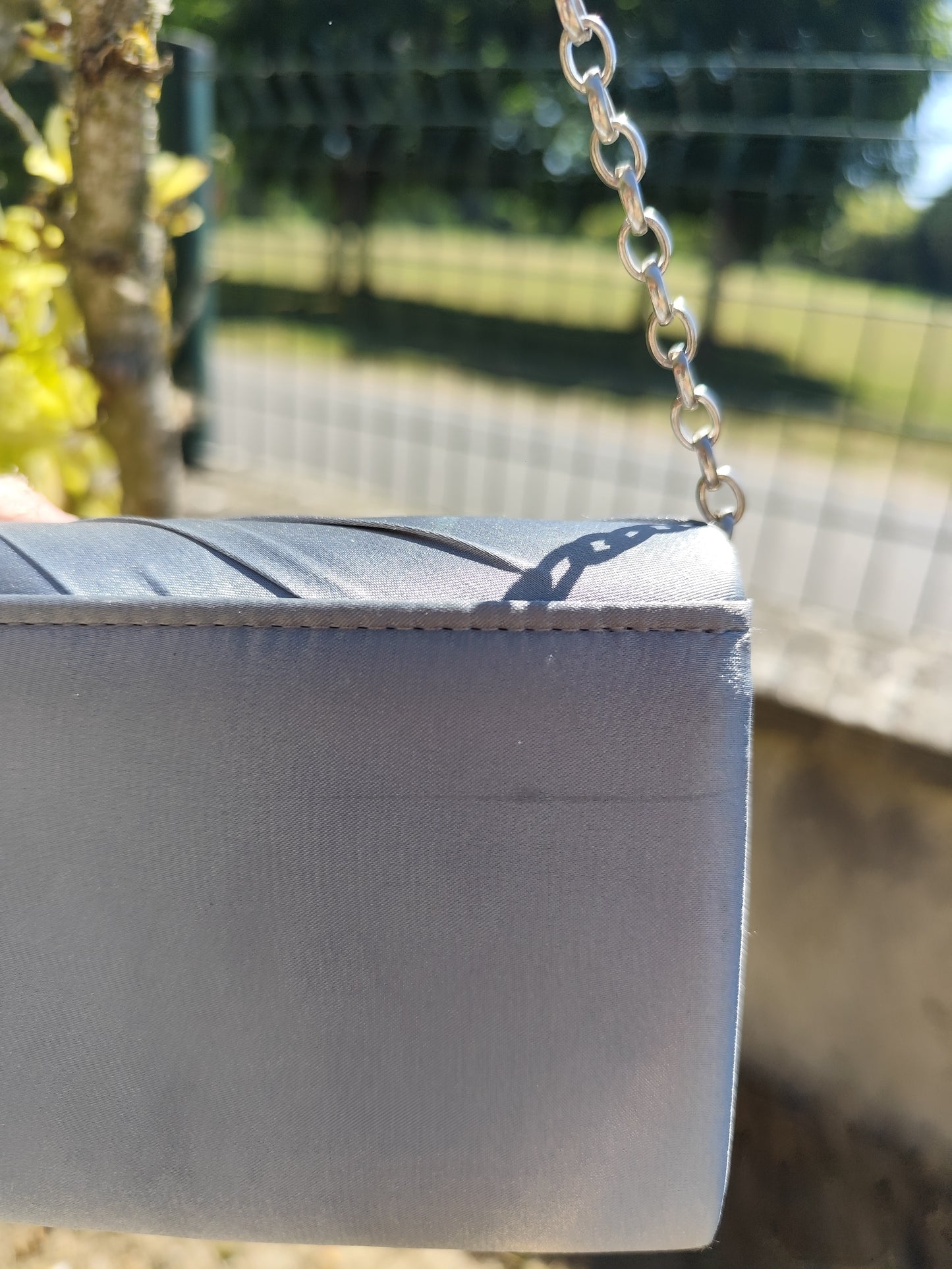 Pochette de cérémonie argentée en satin rigide