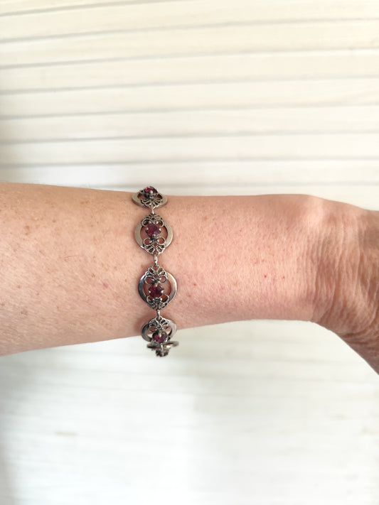 Bracelet vintage en métal argenté ciselé et cristaux améthyste