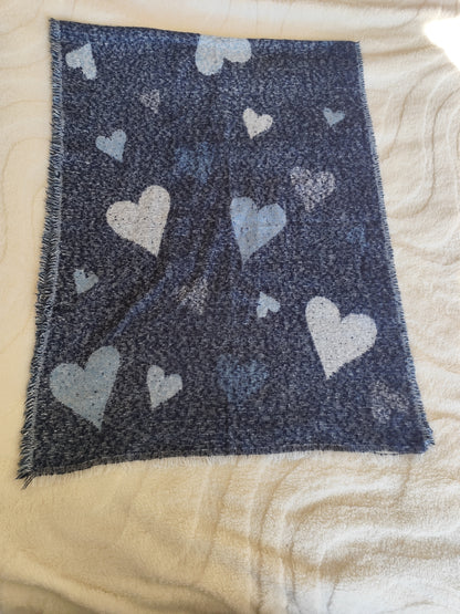 Écharpe oversize bleue à motifs cœurs.