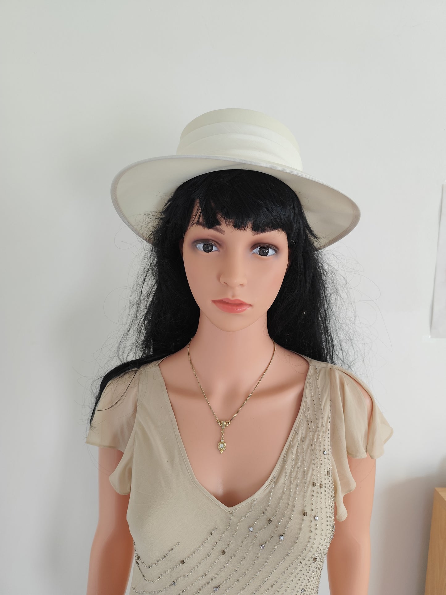 Chapeau de cérémonie vintage ivoire – bord large & fleur