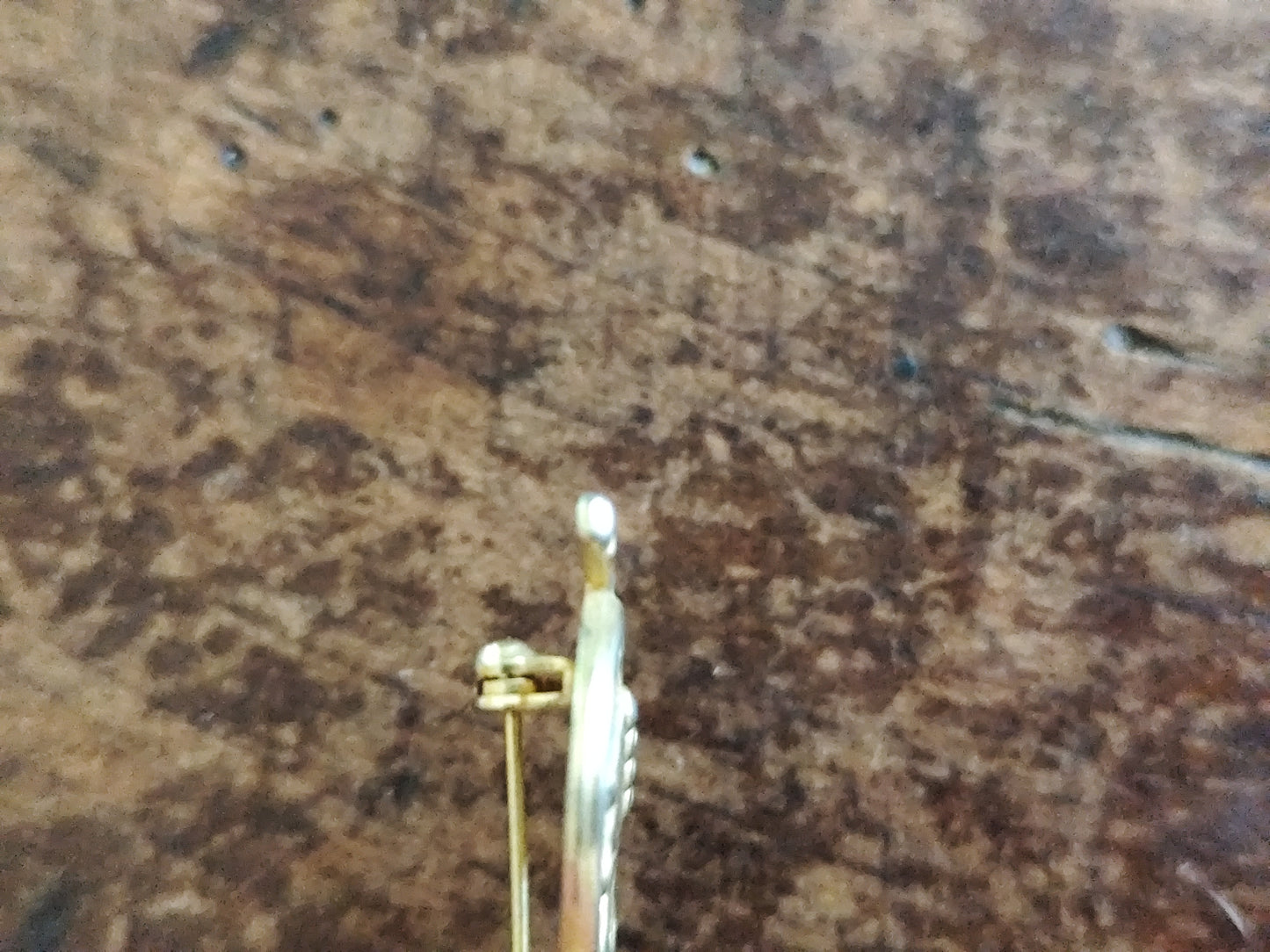 Broche vintage cor de chasse dorée avec strass