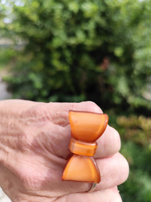 Bague vintage en résine orange – motif nœud papillon