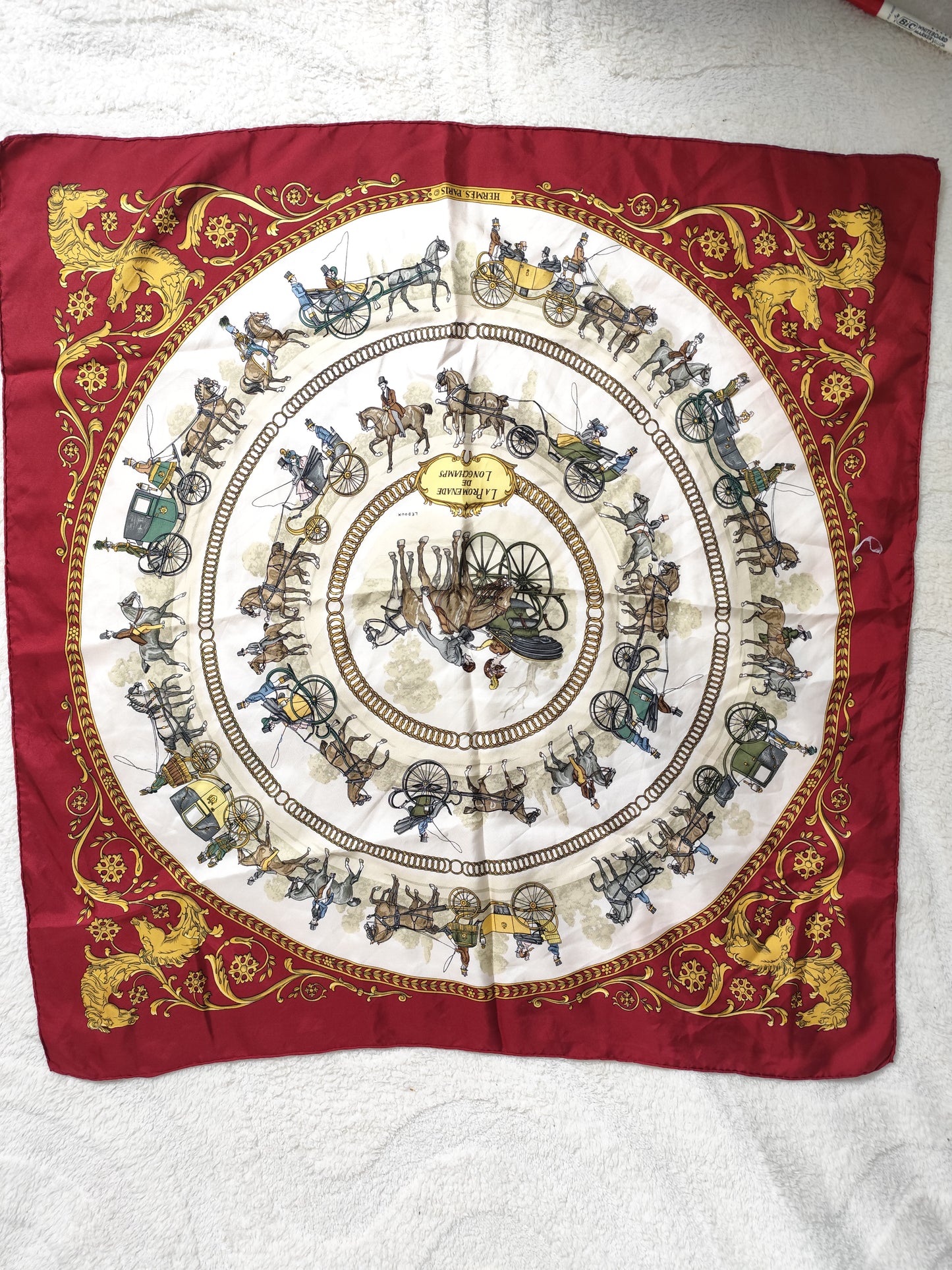 Carré en soie imprimé rouge et or vintage – Hermès Paris