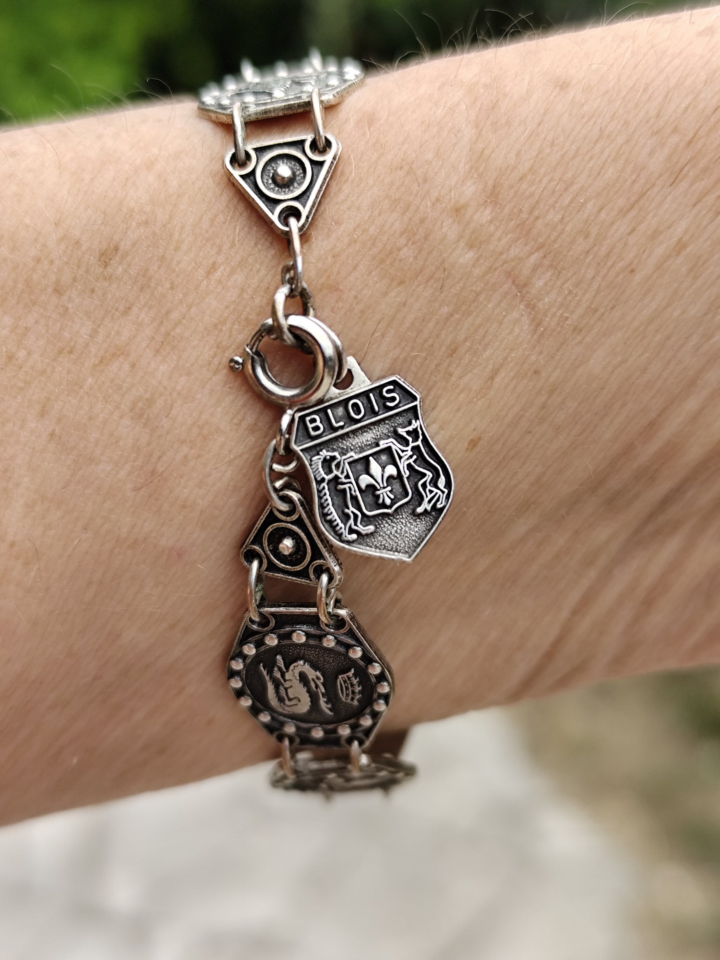 Bracelet Médaillons Armoiries de Blois Argenté Vintage – Héritage & élégance