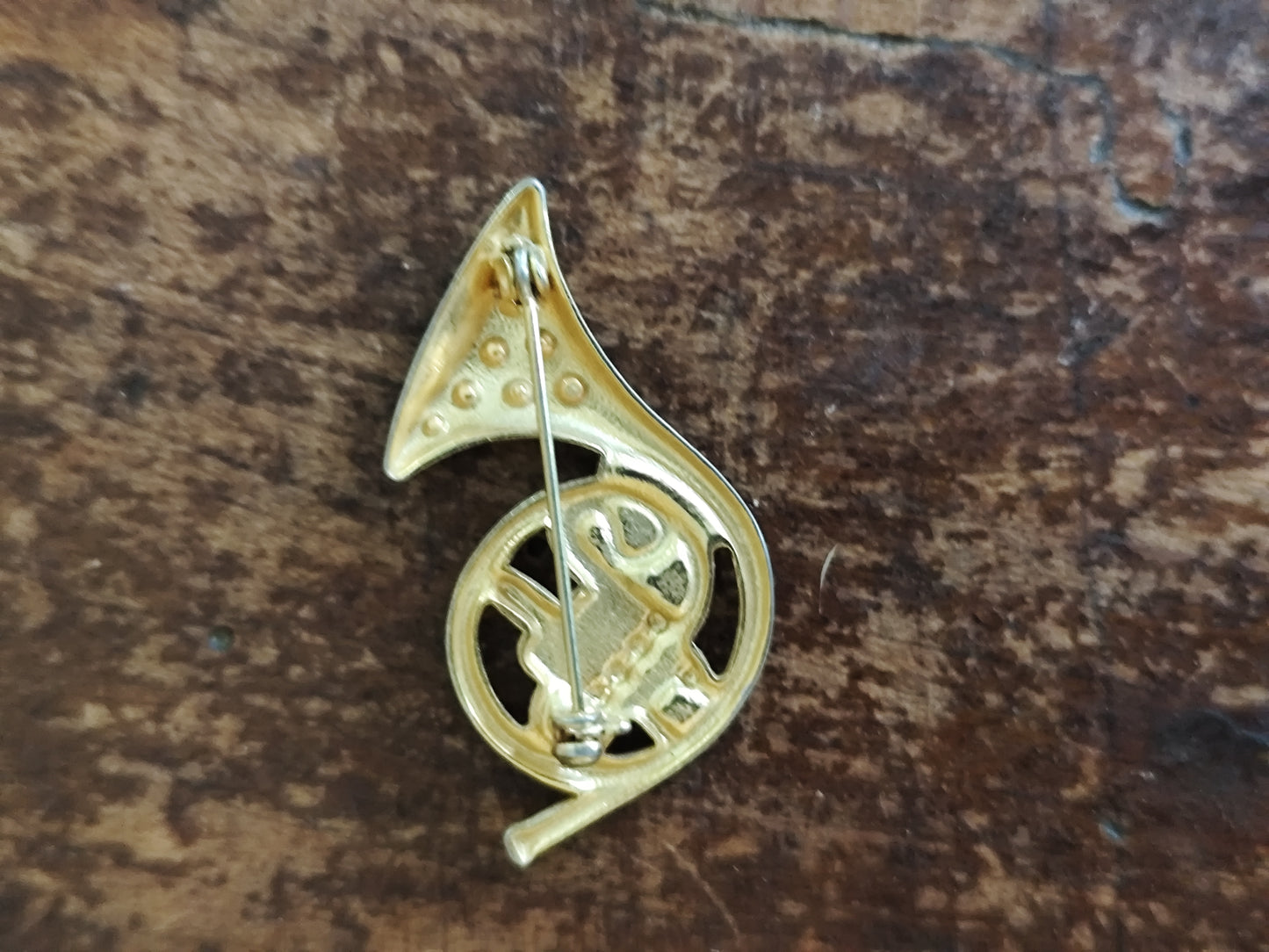 Broche vintage cor de chasse dorée avec strass