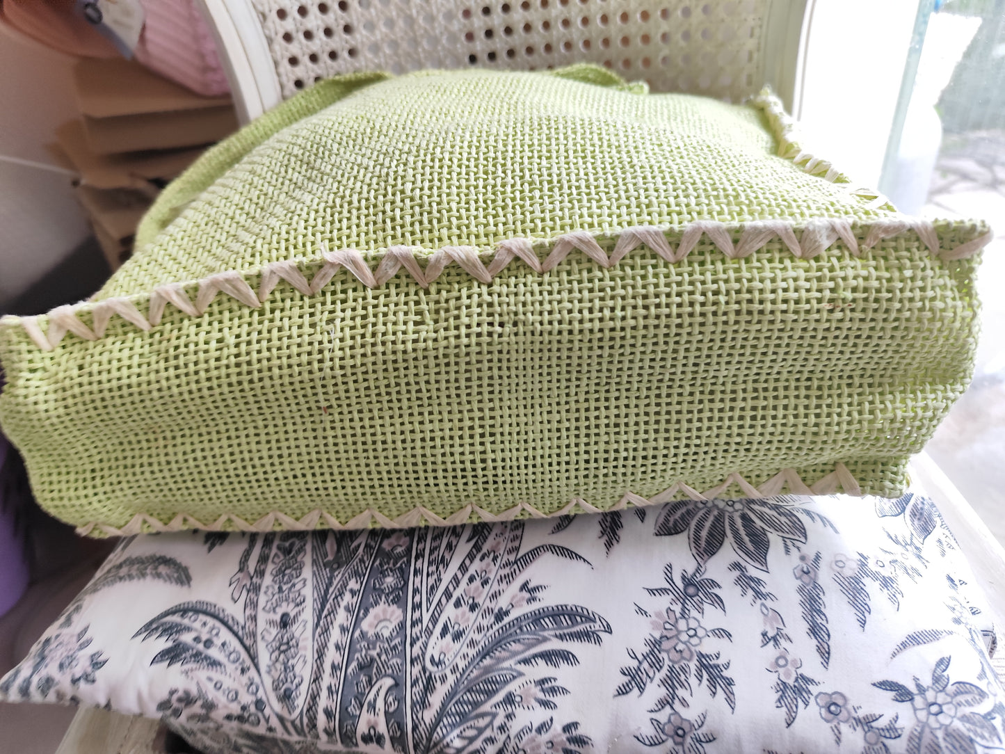 Sac cabas bohème en papier tressé vert anis - 25 x 38 cm
