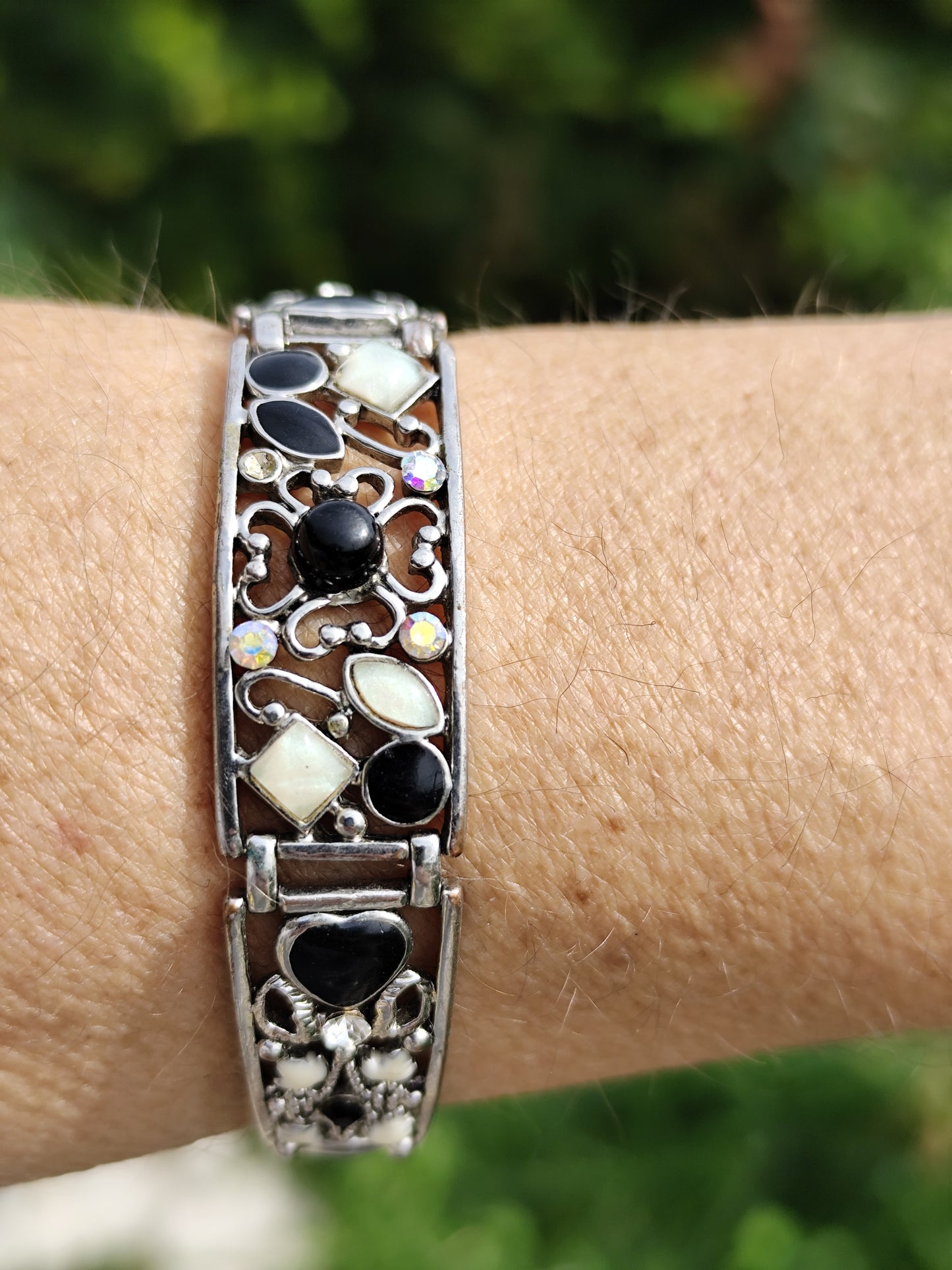 Bracelet rigide argenté articulé cœurs noir et blanc