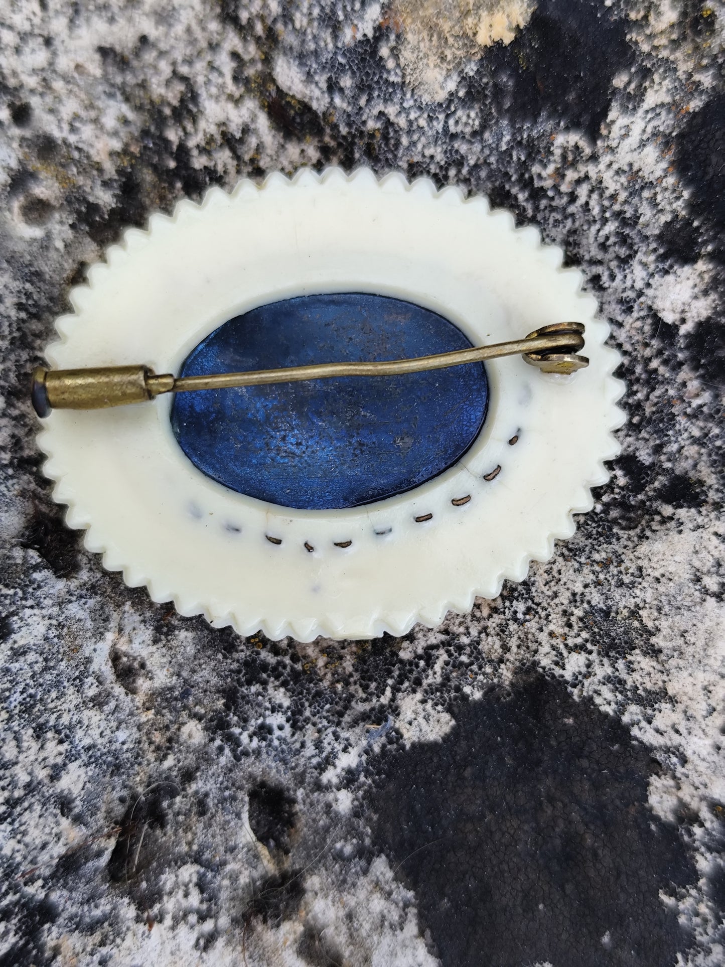 Broche vintage en bakélite rigide motif éléphant