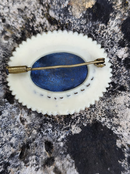 Broche vintage en bakélite rigide motif éléphant