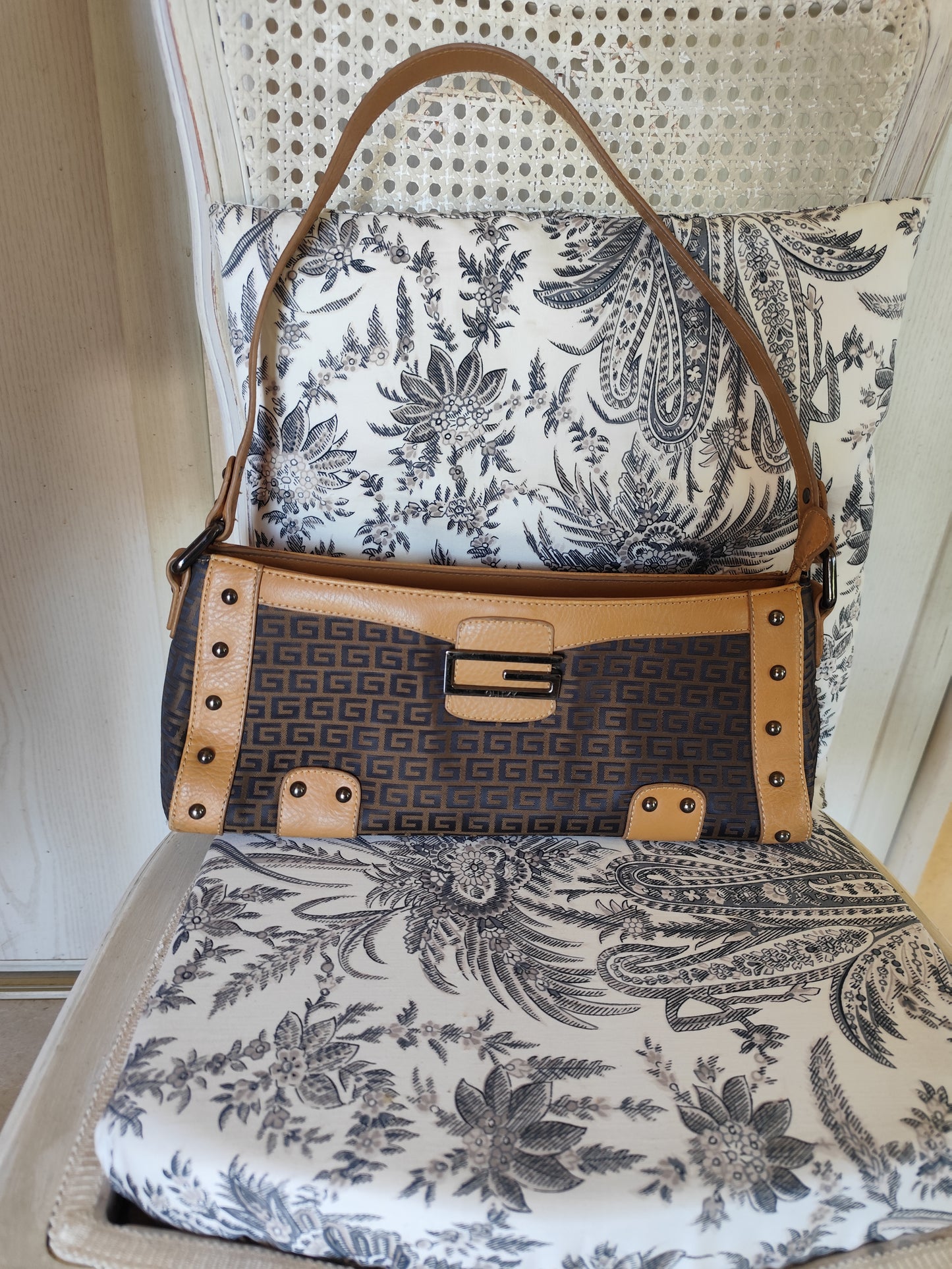 Sac à main porté épaule Glitzy - Imprimé monogramme et finitions camel