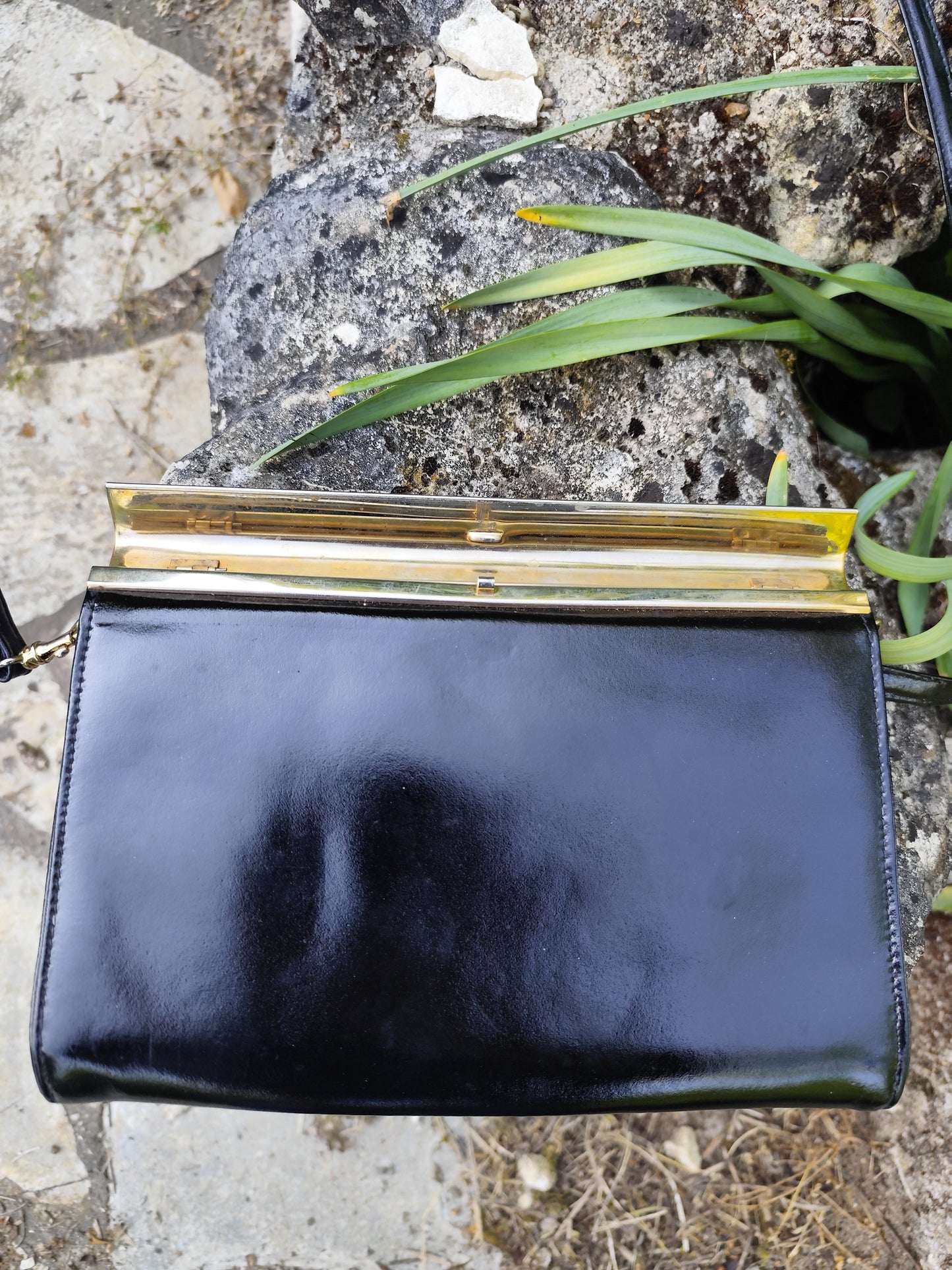 Pochette vintage noire rigide – fermoir doré – 24 x 17 cm