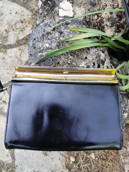 Pochette vintage noire rigide – fermoir doré – 24 x 17 cm