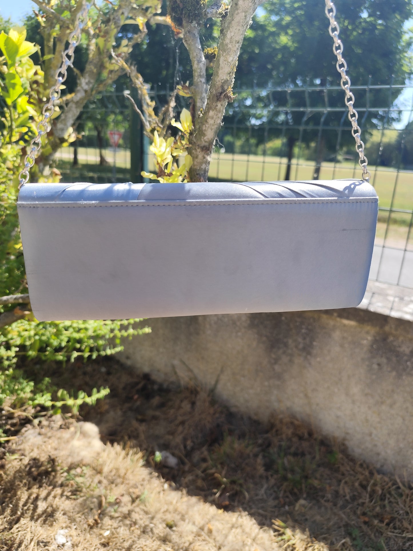 Pochette de cérémonie argentée en satin rigide