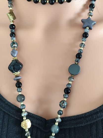 Sautoir Bohème Noir et Doré avec Pendentif Plumes – Élégance Ethnique