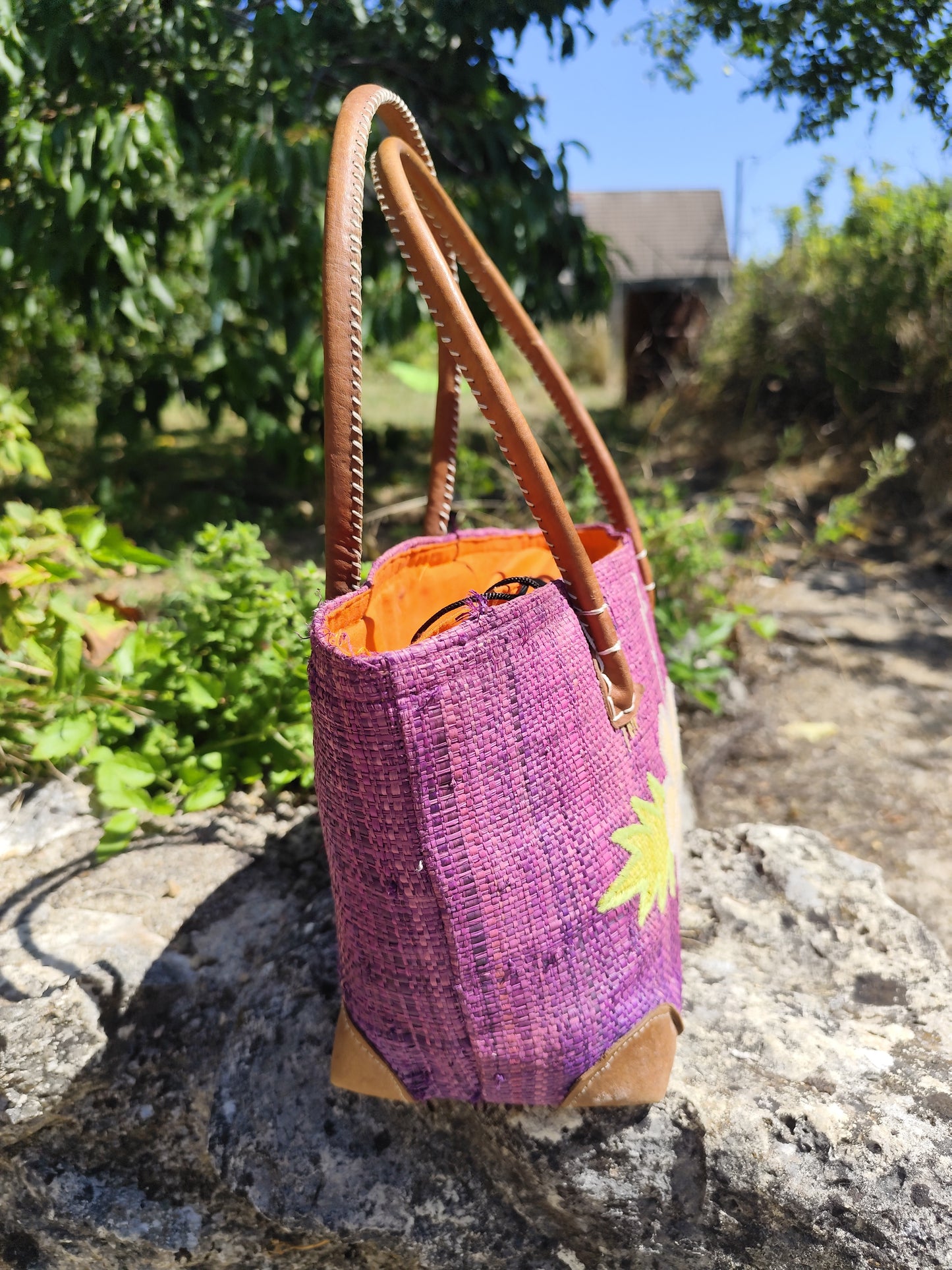 Sac cabas en fibres naturelles violet à fleur brodée - 30 × 20 × 13 cm