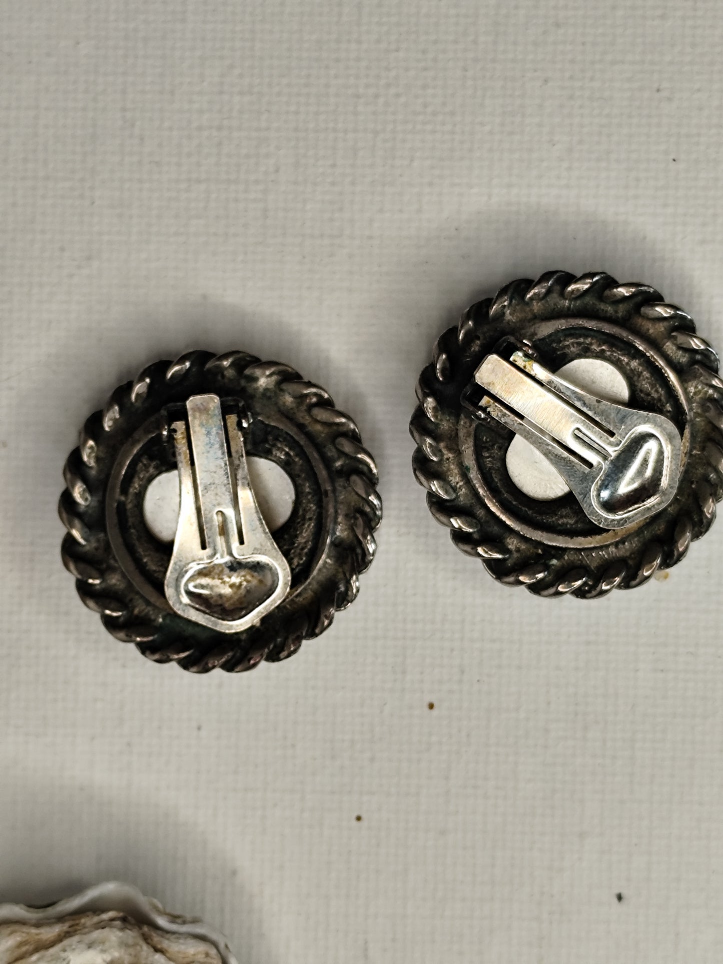 Boucles d'Oreilles Vintage Perle & Métal Argenté – Élégance Rétro