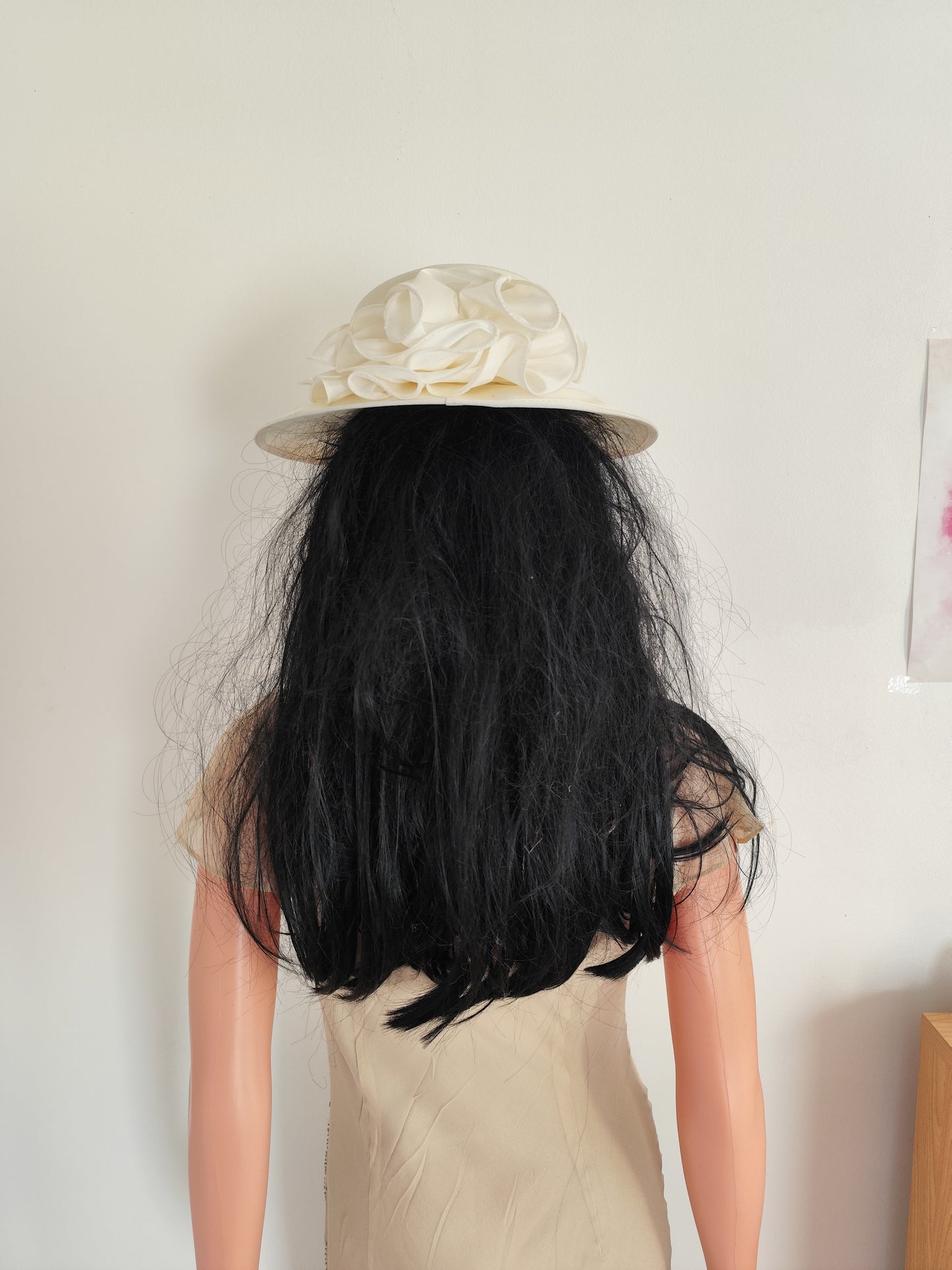 Chapeau de cérémonie vintage ivoire – bord large & fleur