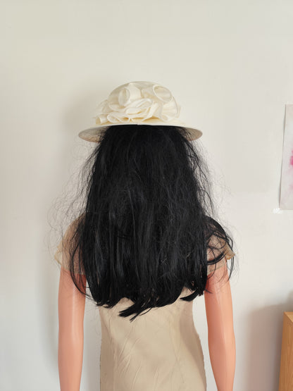 Chapeau de cérémonie vintage ivoire – bord large & fleur
