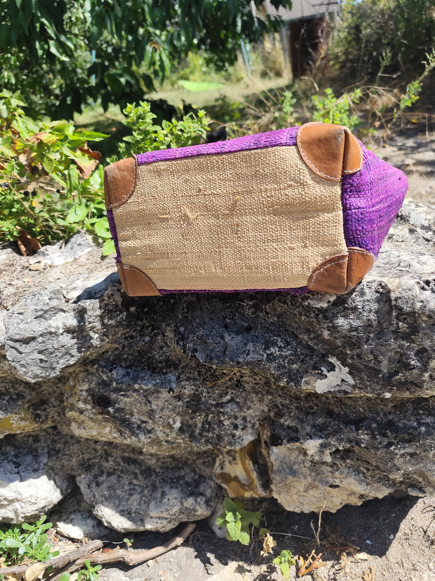 Sac cabas en fibres naturelles violet à fleur brodée - 30 × 20 × 13 cm