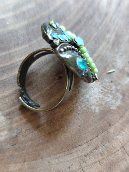 Bague vintage ronde multicolore – strass & perles – monture réglable