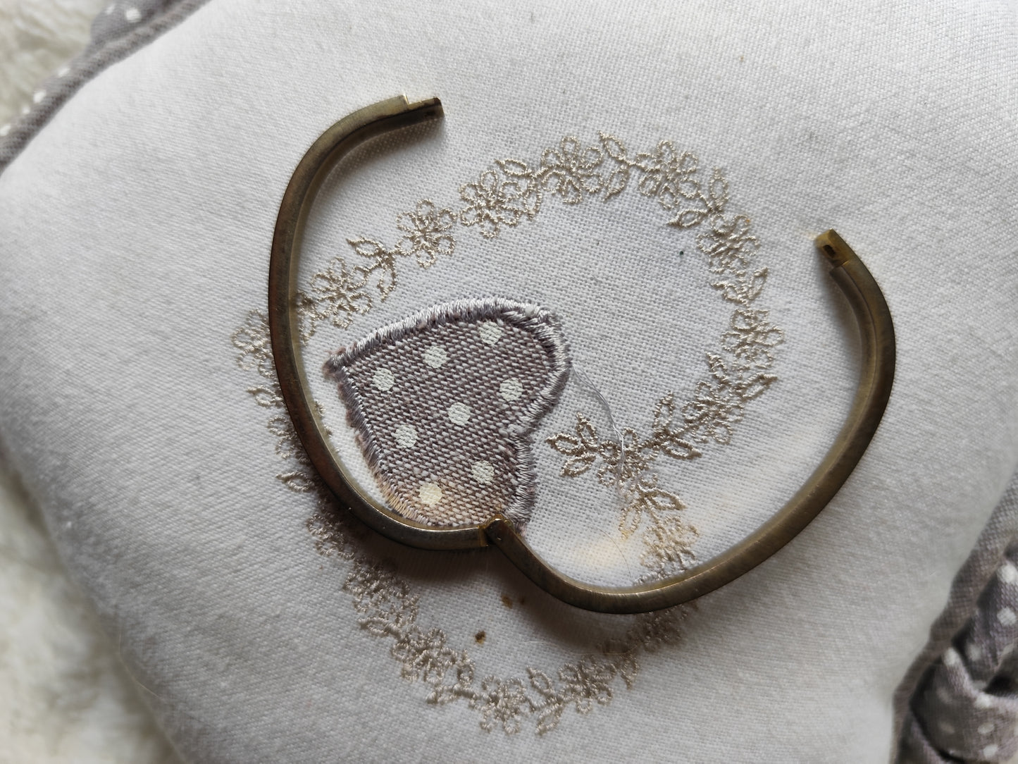 Bracelet rigide doré à strass – forme rectangulaire