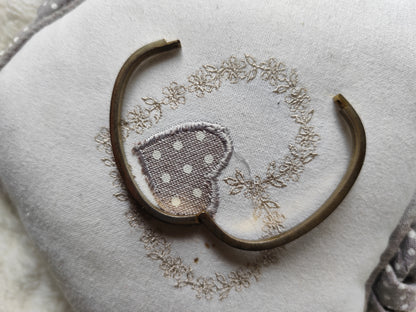 Bracelet rigide doré à strass – forme rectangulaire