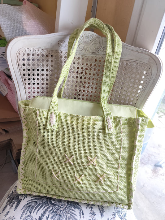Sac cabas bohème en papier tressé vert anis - 25 x 38 cm