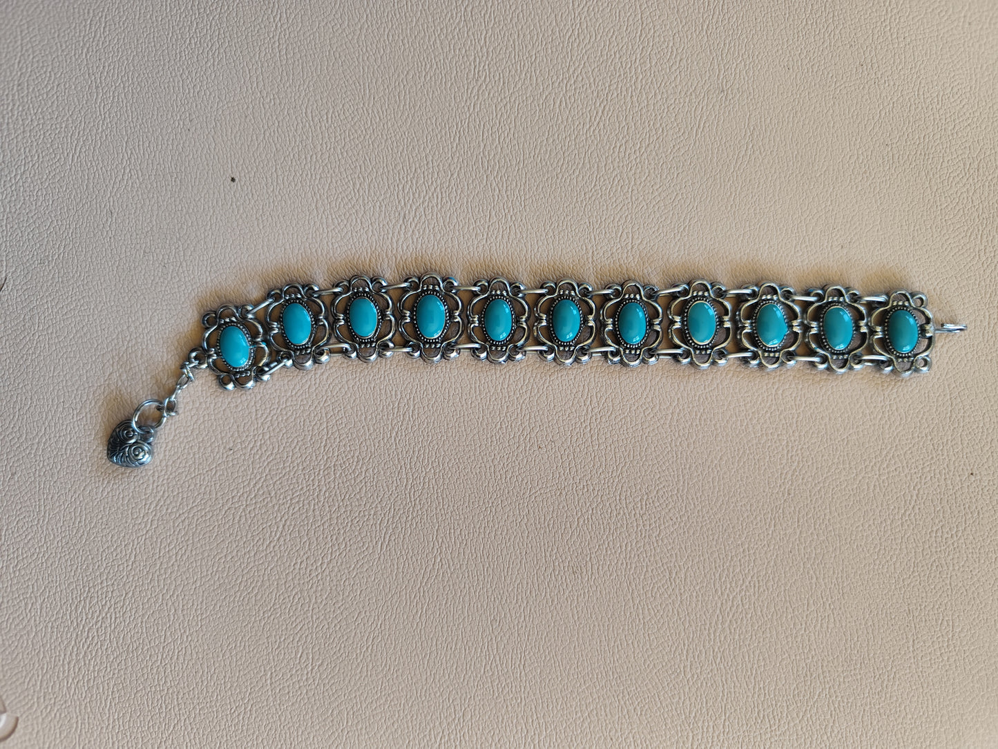 Bracelet manchette argenté et cabochons turquoise