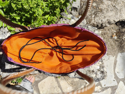 Sac cabas en fibres naturelles violet à fleur brodée - 30 × 20 × 13 cm