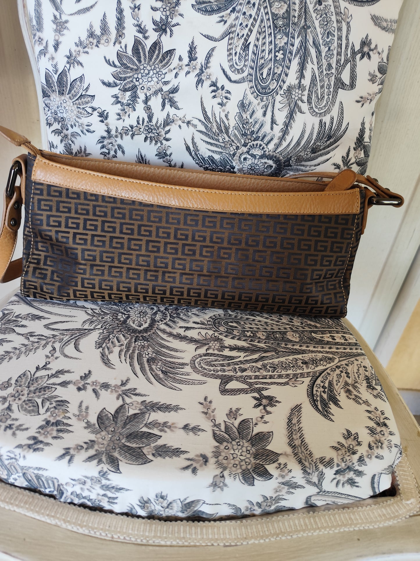 Sac à main porté épaule Glitzy - Imprimé monogramme et finitions camel
