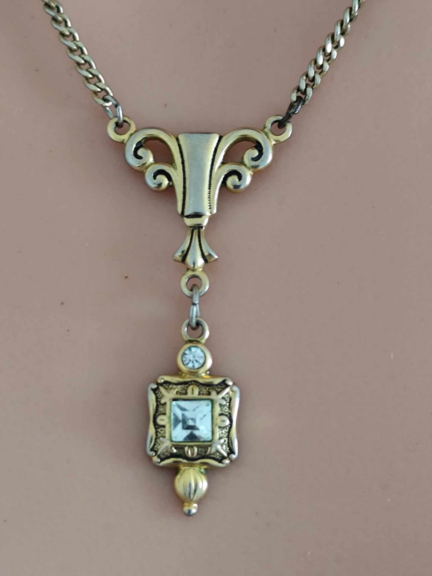 Collier doré avec pendentif intégré rétro