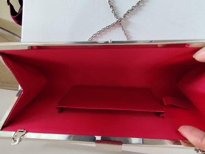 Pochette satin rouge à chaîne – Élégante & intemporelle