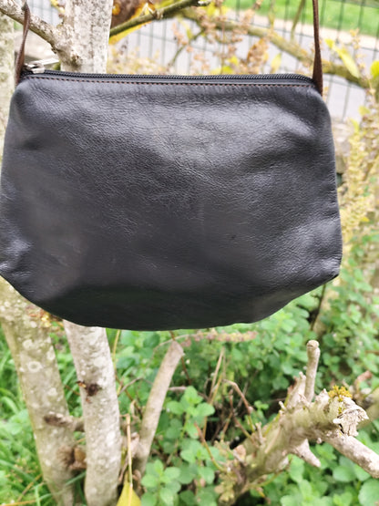 Sac besace Mandarina Duck noir motifs fleurs – 26 x 23 cm