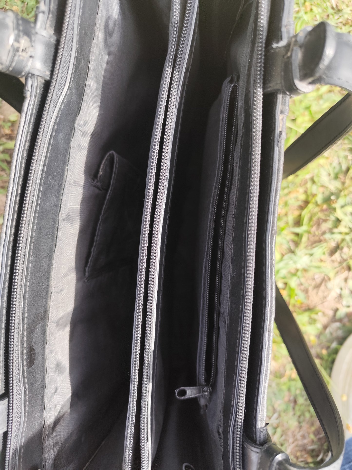 Sac porte-documents noir effet peau d’autruche – 37 x 26 x 11 cm