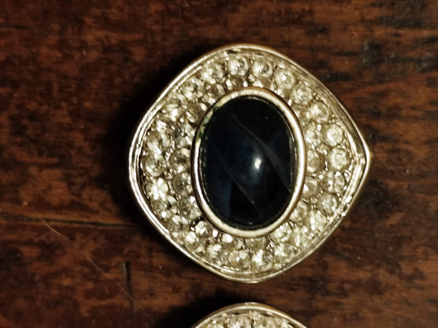Clips d’oreilles dorés à cabochon bleu marbré – Années 80