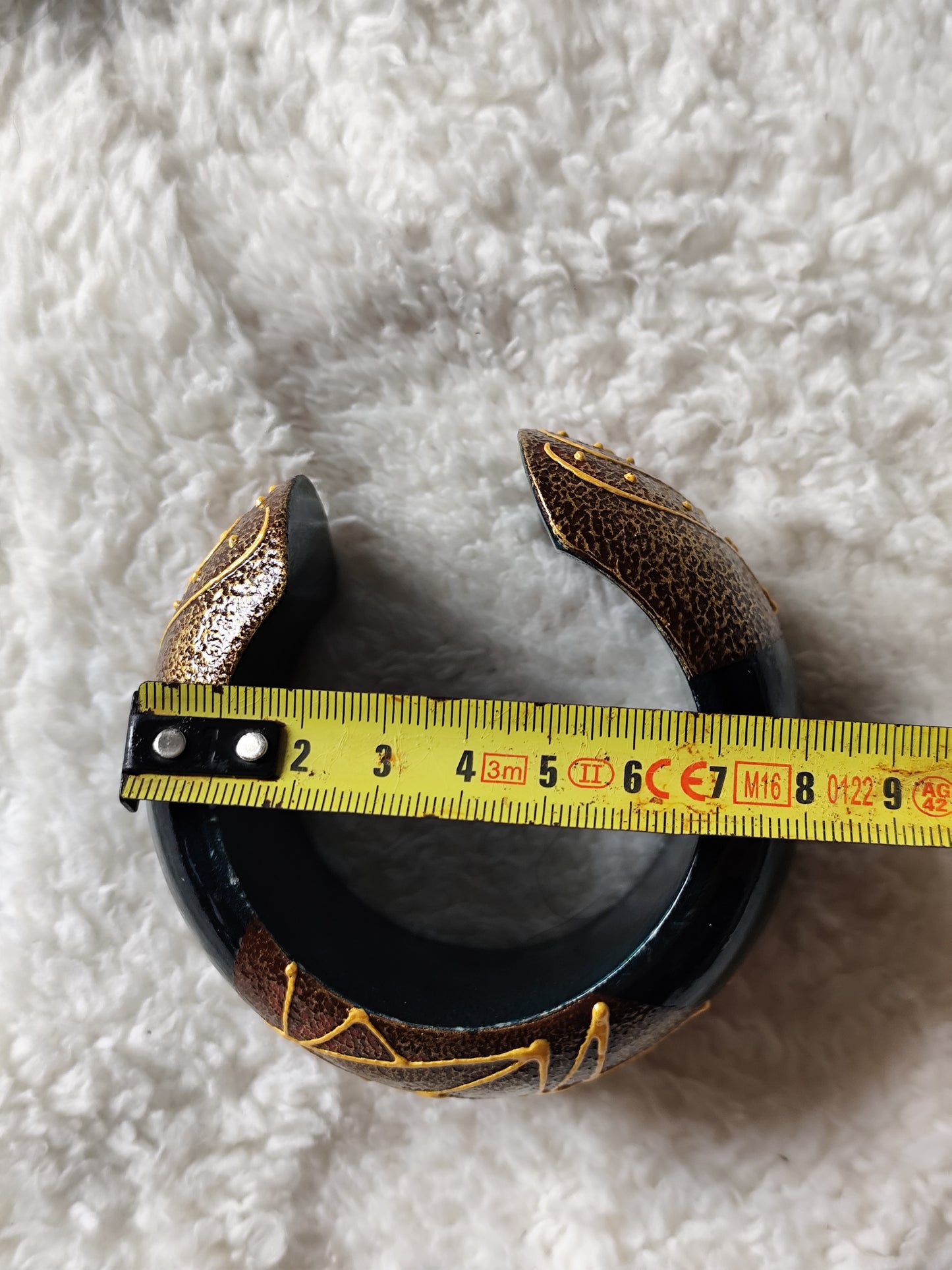 Bracelet manchette en bois peint vert, jaune et doré