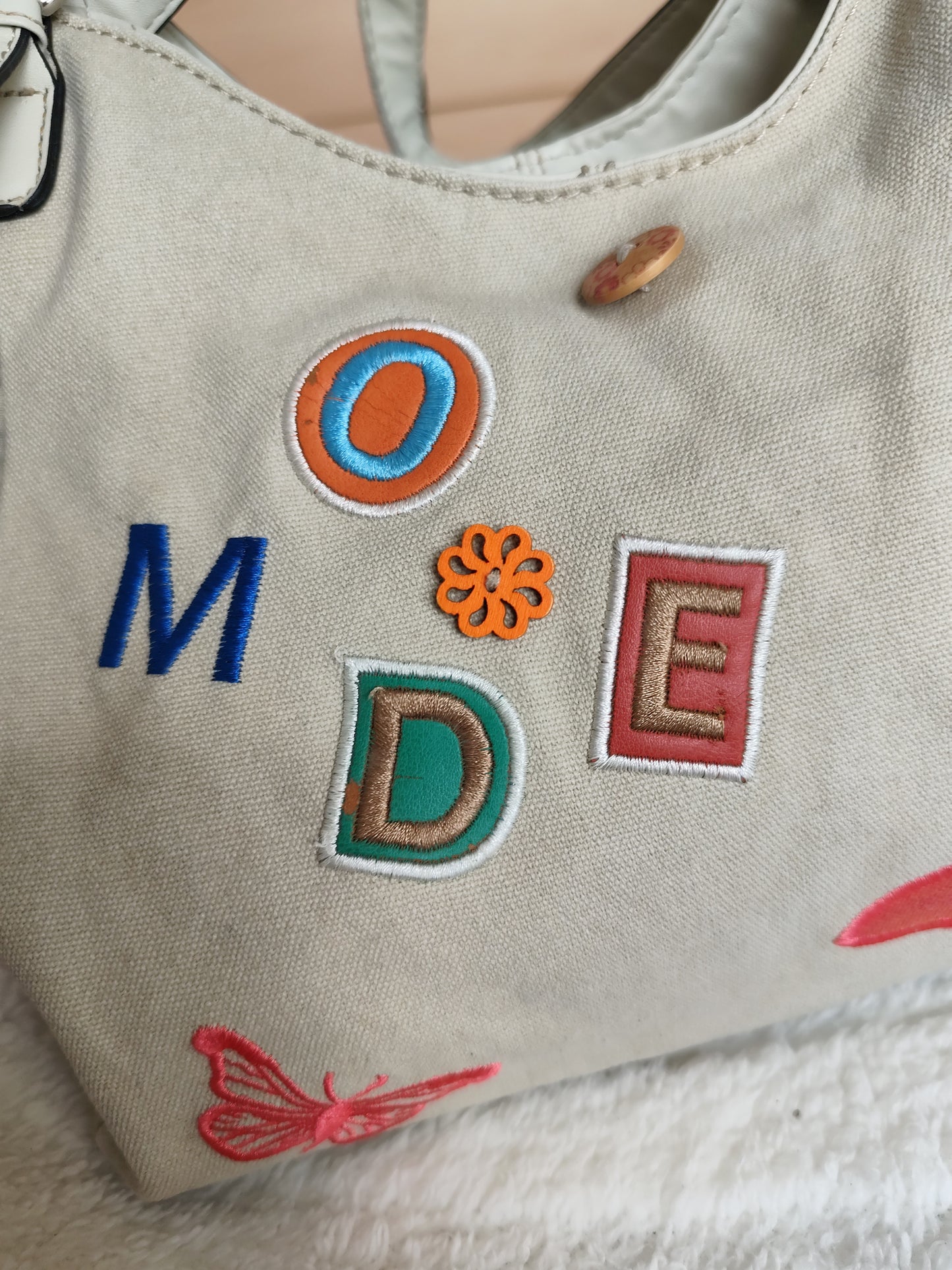 Sac cabas blanc écru à motifs colorés – Esprit bohème chic