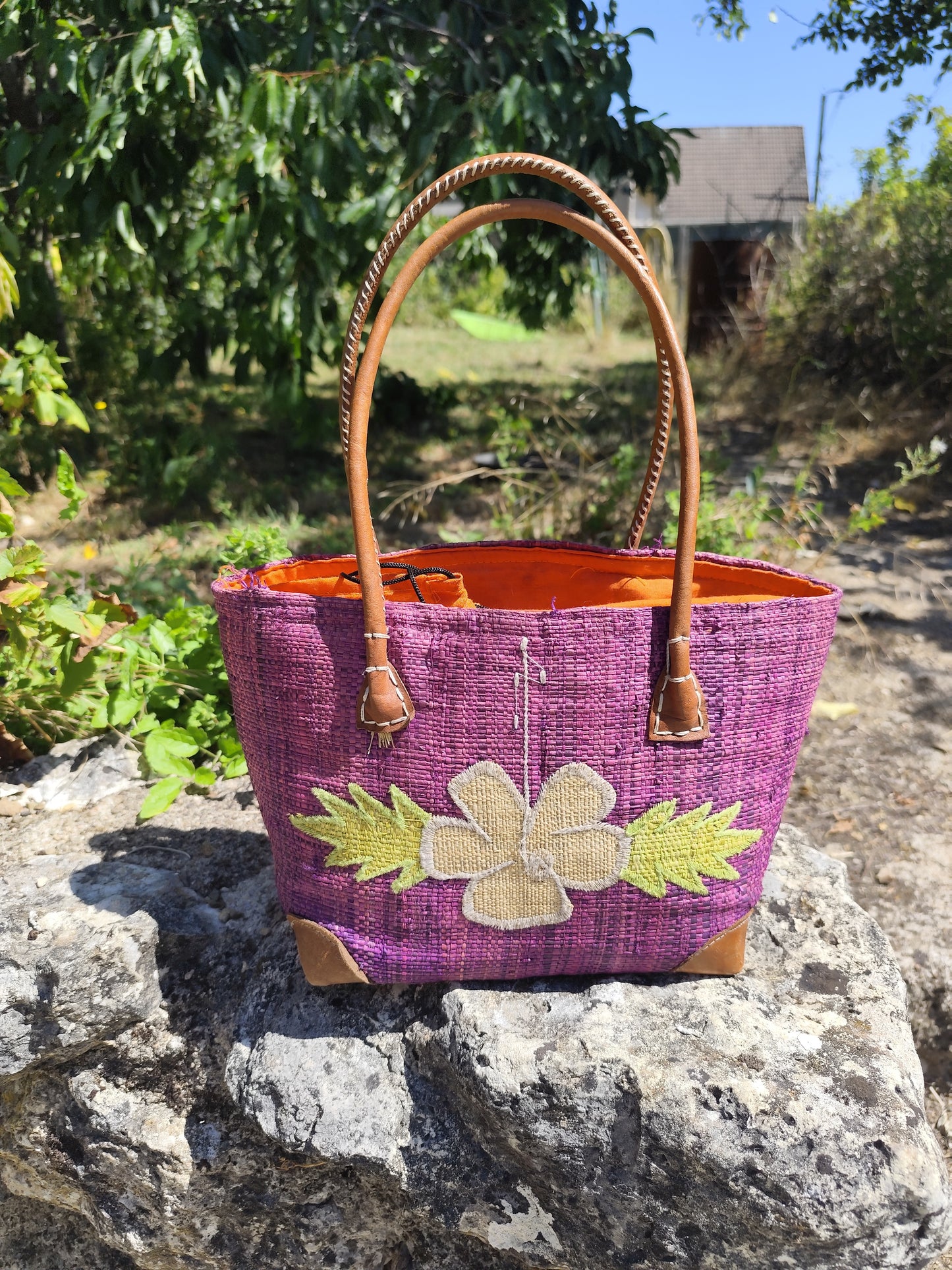 Sac cabas en fibres naturelles violet à fleur brodée - 30 × 20 × 13 cm
