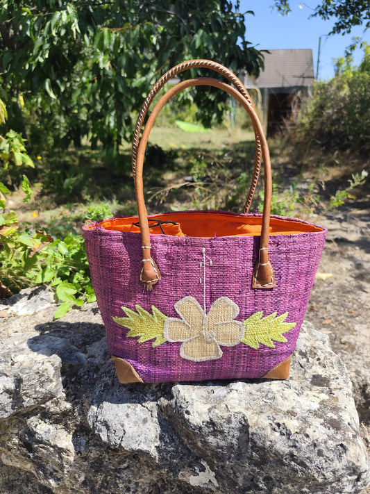 Sac cabas en fibres naturelles violet à fleur brodée - 30 × 20 × 13 cm