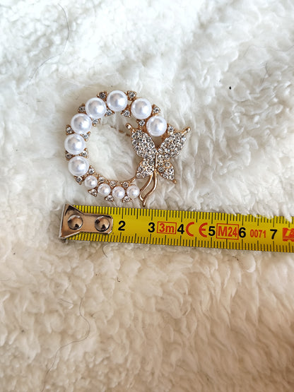 Broche couronne de perles nacrées et papillon strass