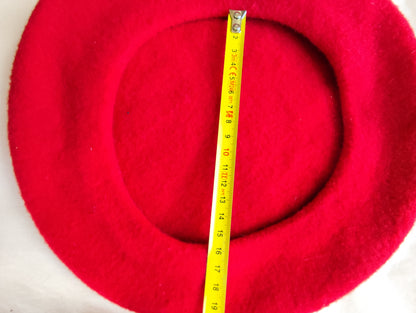 Béret classique en laine rouge
