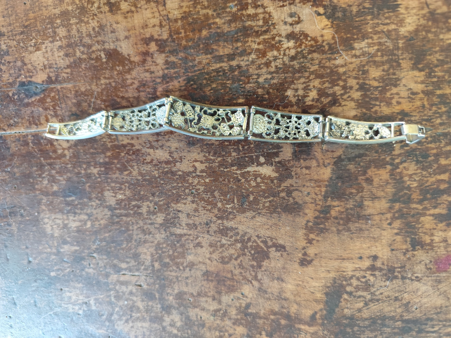 Bracelet rigide argenté articulé cœurs noir et blanc