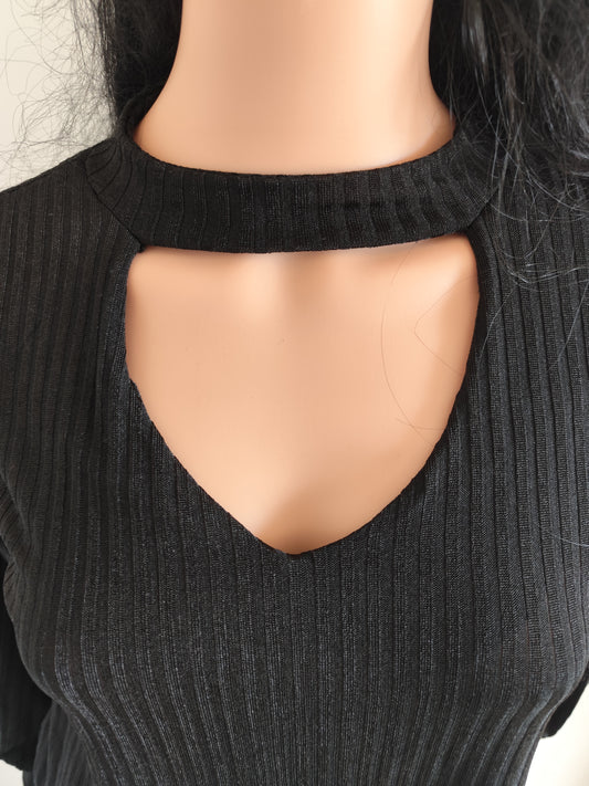 Blouse noire côtelée à col ajouré – effet bijou    - Taille 38/40 estimée