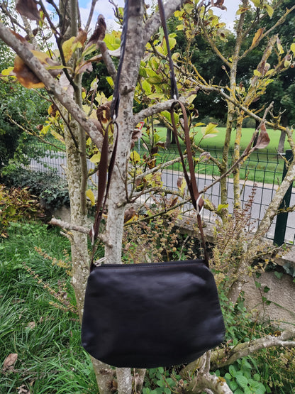 Sac besace Mandarina Duck noir motifs fleurs – 26 x 23 cm