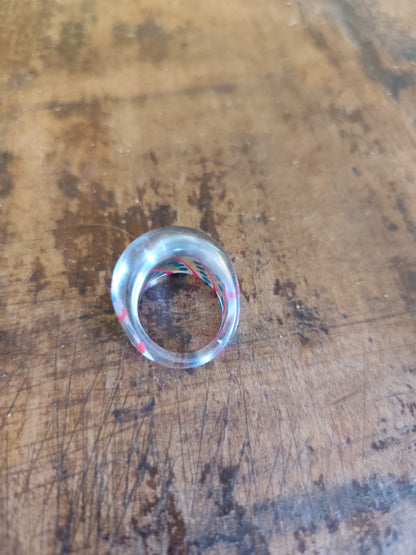 Bague dôme en résine transparente – pois multicolores – style Y2K / rétro pop