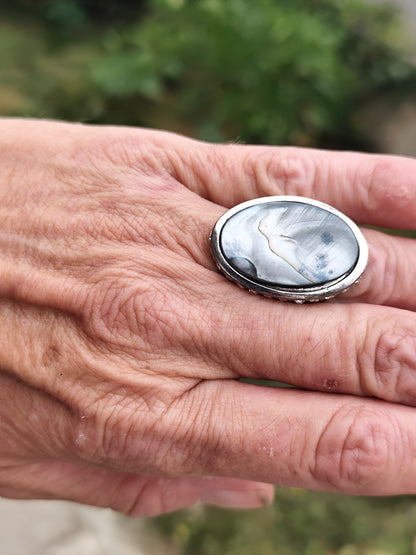 Bague vintage ovale marbrée – strass latéraux