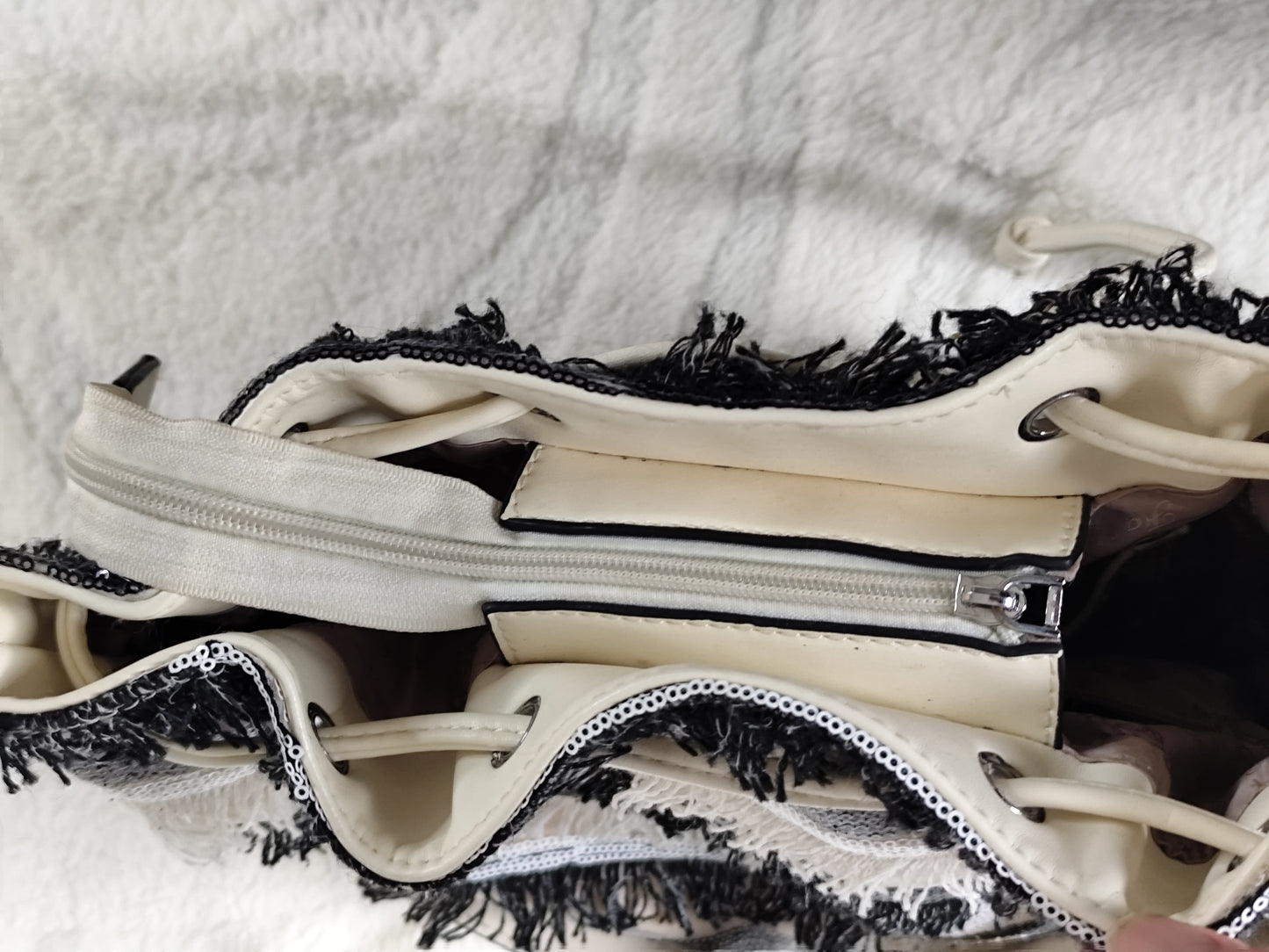 Sac seau à franges noir & blanc – Porté baguette ultra tendance