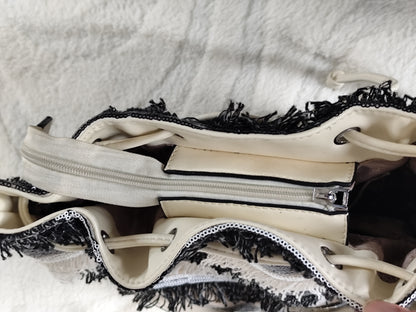 Sac seau à franges noir & blanc – Porté baguette ultra tendance
