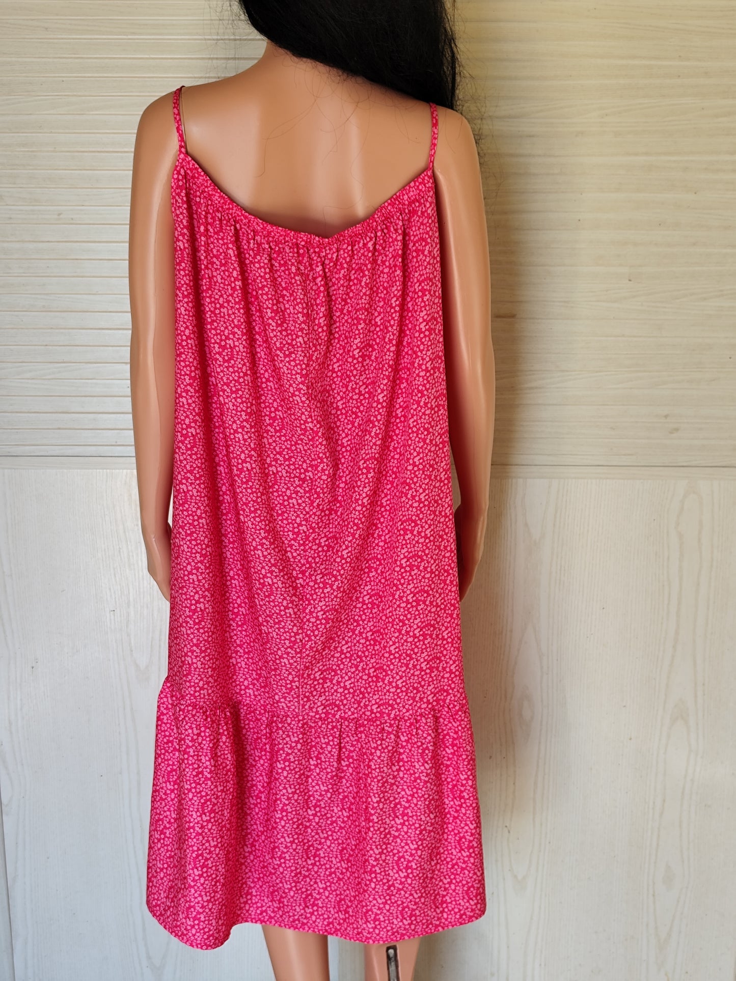 Robe d'été à bretelles rose à petits motifs - Taille 52/54